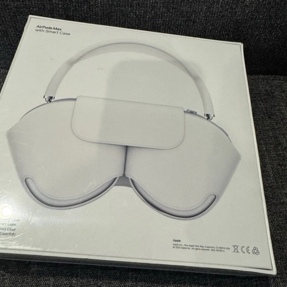 Apple AirPods Max with Smart Case - Cream